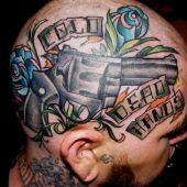 pistolet tatuaż  na głowie