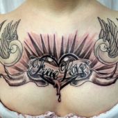 tatuaż serce i ptaki na dekolcie