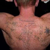 tatuaż mapa świata na plecach