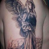 tatuaż anielica na ramieniu