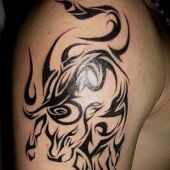 tatuaż byk tribal na ramieniu