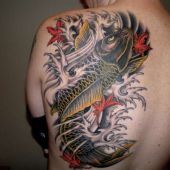 tatuaż ryba kio na plecach