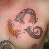tatuaż wąż na piersi