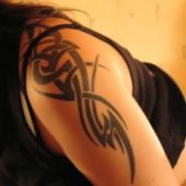 tatuaż tribal na ramieniu kobiecy