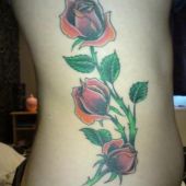 tatuaż róża na boku