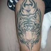 tatuaż tygrys na udzie