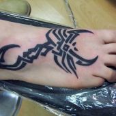 tatuaż skorpion na stopie tribal
