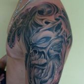 tatuaż demona na ramieniu