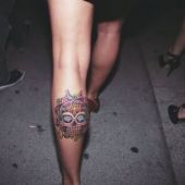 tatuaże czaszka na nodze