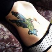 tatuaż koliber na brzuchu