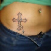 tatuaże krzyż na brzuchu