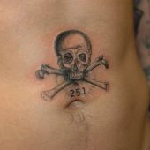 tatuaż czaszka na brzuchu