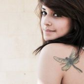 tatuaż ważka na kobiecym ramieniu