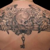 tatuaże czaszki na plecach