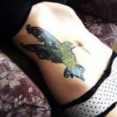 tatuaże ptaki koliber na brzuchu