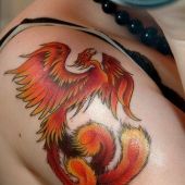 tatuaż phoenix na ramieniu