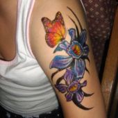 tatuaże na ramieniu motyl i kwiaty