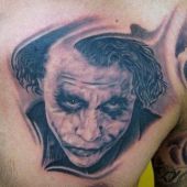 tatuaże na piersi joker