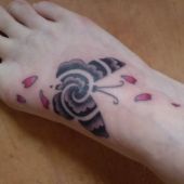 tatuaże motyle na stopie