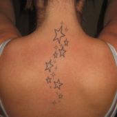 tatuaże gwiazdki na plecach szyi