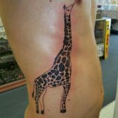 tatuaże zwierzęta żyrafa na boku