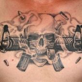tatuaże czaszki i pistolet na piersi