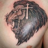 tatuaże zwierzęta lew i krzyż na piersi