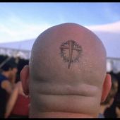 tatuaże krzyże na głowie
