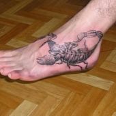 tatuaże skorpion na stopie