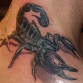 tatuaże skorpion na szyji