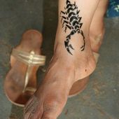 tatuaże na stopie skorpion