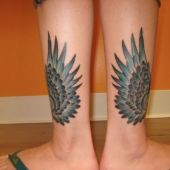 tatuaże na nodze skrzydła