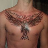 tatuaże na piersi anioł