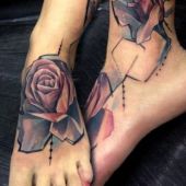 tatuaże na stopie róże