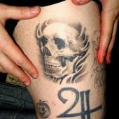 skull thigh tattoo