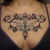 tatuaże na piersi dla kobiety