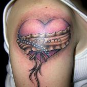 tatuaże serce na ramieniu