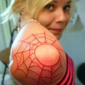 tatuaż pajęczyna na łokciu