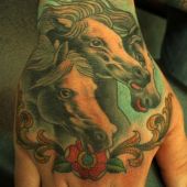 tatuaże konie na dłoni