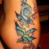 tatuaże na boku ptaki