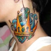 tatuaże na szyi korona