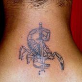 tatuaże na szyi skorpion i miecz