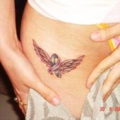 tatuaże na udzie skrzydła anioła