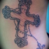 tatuaże krzyże i różaniec na boku