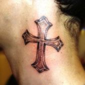 tatuaże na szyi krzyż