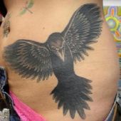 tatuaże na boku kruk