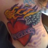 tatuaże serca na szyi