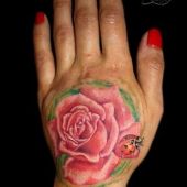 tatuażę na dłoni róża