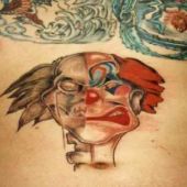 tatuaże na brzuchu klaun