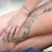 tatuaże na udzie kwiaty